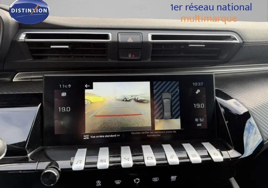 Vue rapprochée de l'écran central tactile du Peugeot 508 gris platinium, affichant la caméra de recul et la climatisation à 19°C.