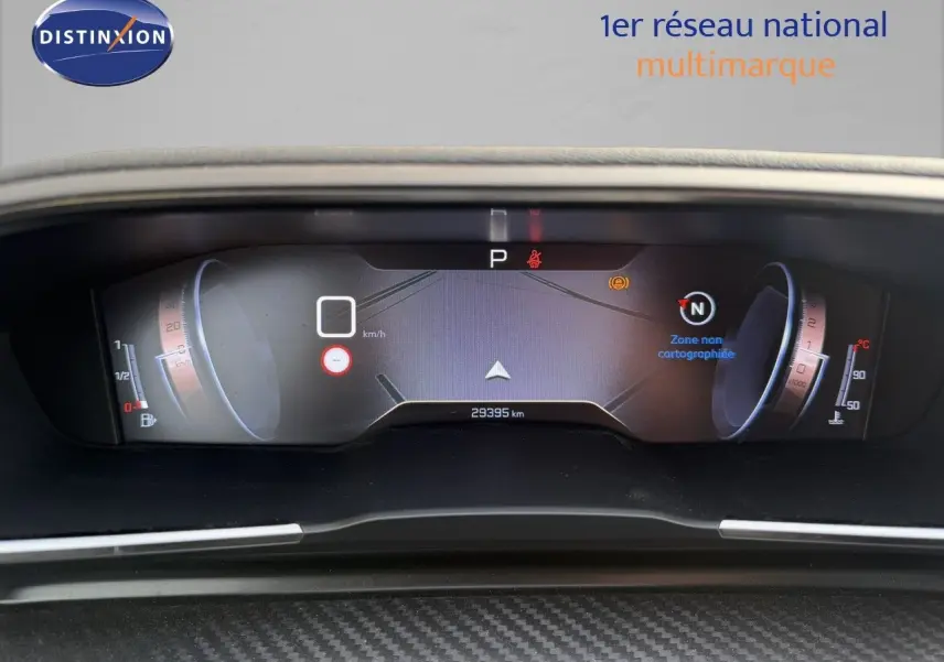 Tableau de bord numérique du Peugeot 508 gris platinium, affichant 29395 km et indicateurs de vitesse et température.