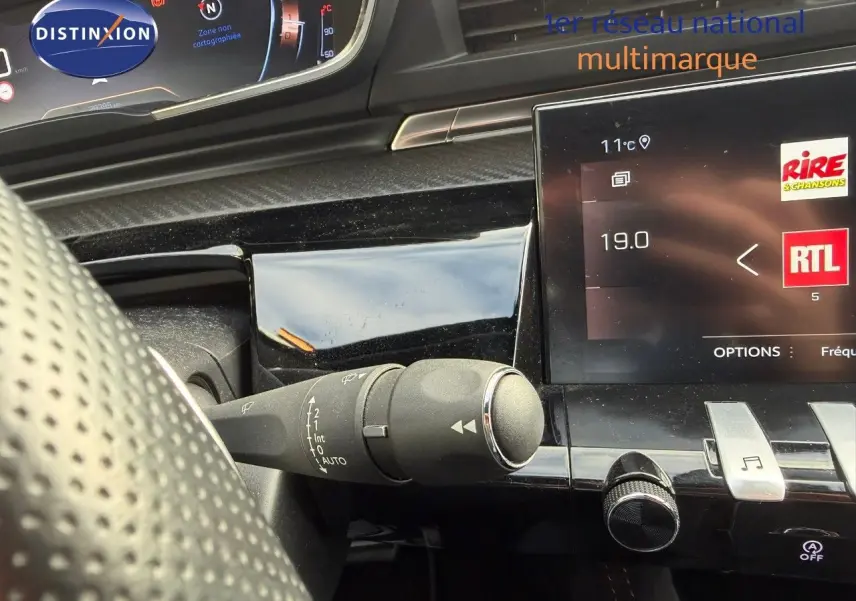 Gros plan sur le commodo d'essuie-glace côté gauche du tableau de bord d'une Peugeot 508 gris platinium 2023.