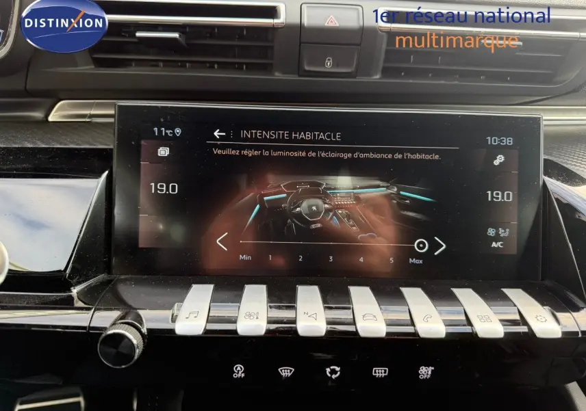 Écran tactile central de la Peugeot 508 gris platinium 2023 montrant le réglage de l'intensité lumineuse de l'habitacle.