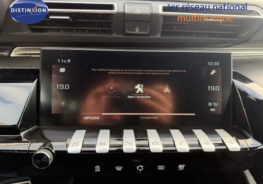 Tableau de bord de Peugeot 508 gris platinium, vue frontale sur l'écran tactile et les commandes piano.