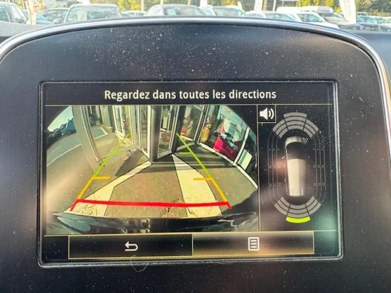 Affichage caméra de recul du Renault Grand Scenic noir étoilé, vue arrière avec guidage de trajectoire coloré.