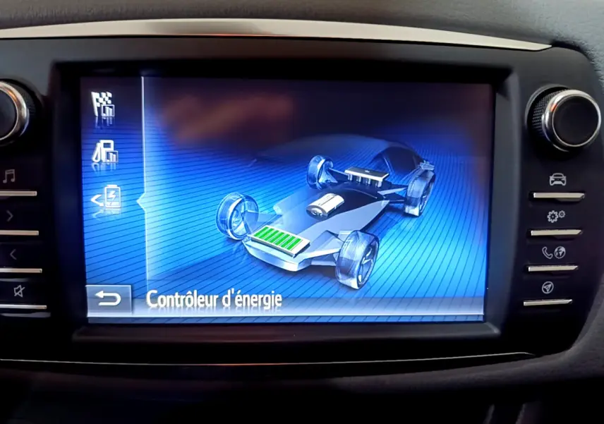 Écran tactile intérieur affichant le contrôleur d'énergie d'une Toyota Yaris hybride, vue frontale du tableau de bord.