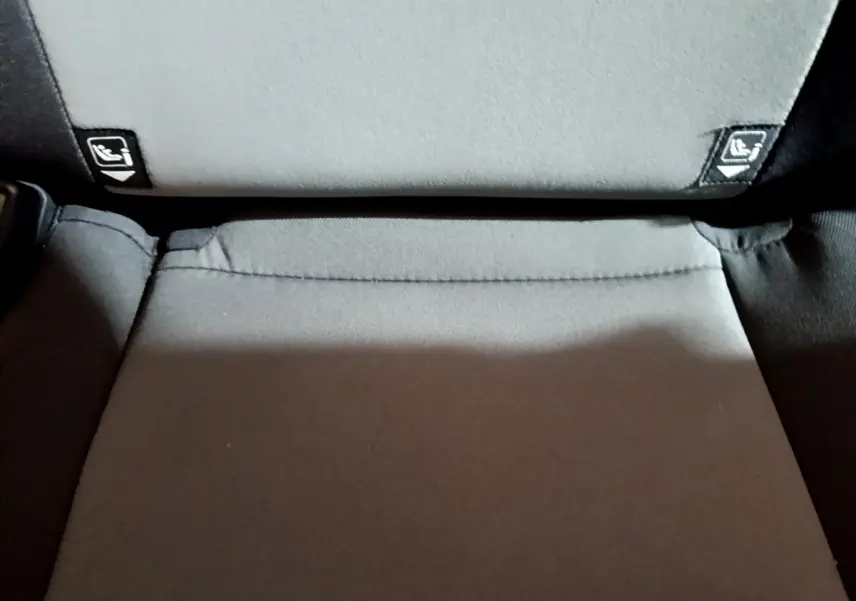 Gros plan sur la banquette arrière grise de la Toyota Yaris 1.5 Hybride 2020 avec repères Isofix visibles.