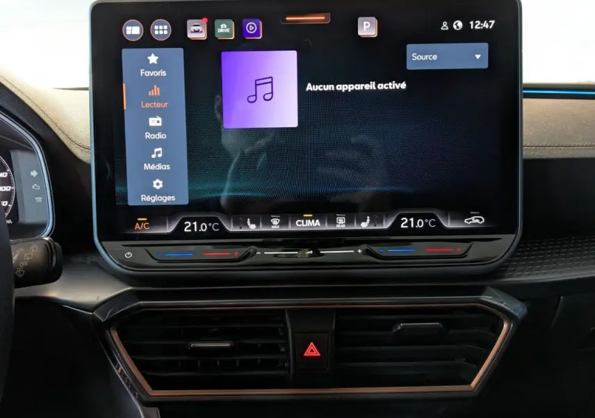 Écran tactile central du tableau de bord de la CUPRA Formentor 2.0 TDI 150 DSG7 noir, affichant le menu multimédia et la climatisation.