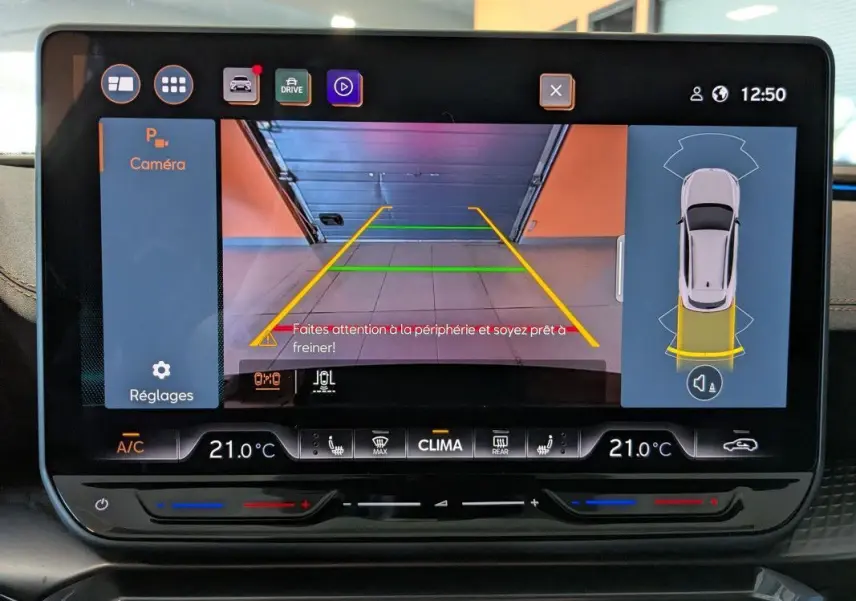 Écran tactile intérieur du CUPRA Formentor noir 2025 montrant la caméra de recul avec lignes de guidage et capteurs d’obstacles.