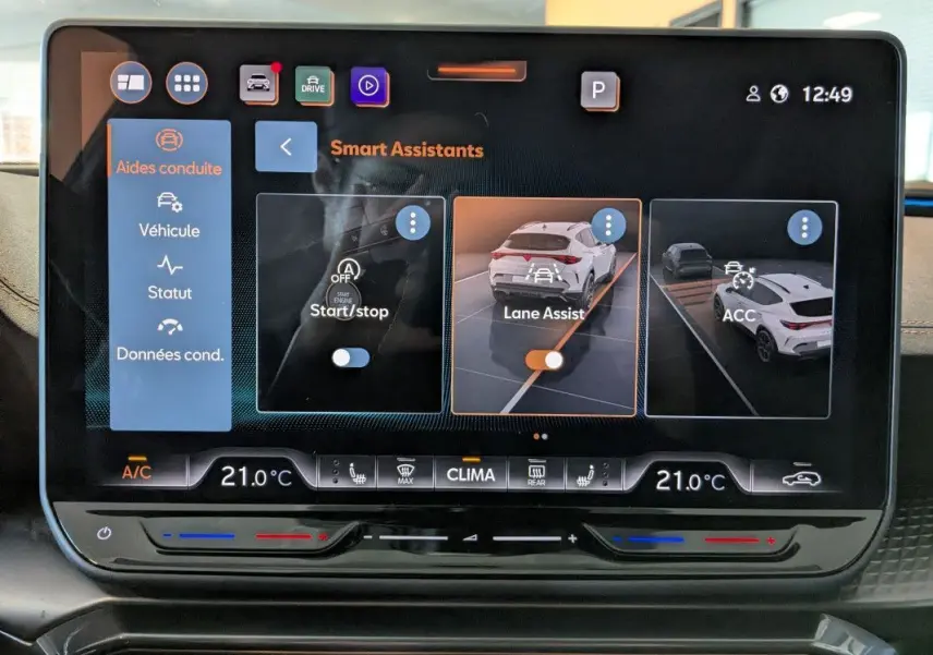 Écran tactile intérieur du CUPRA Formentor 2025 affichant les assistants de conduite et la climatisation à 21°C.