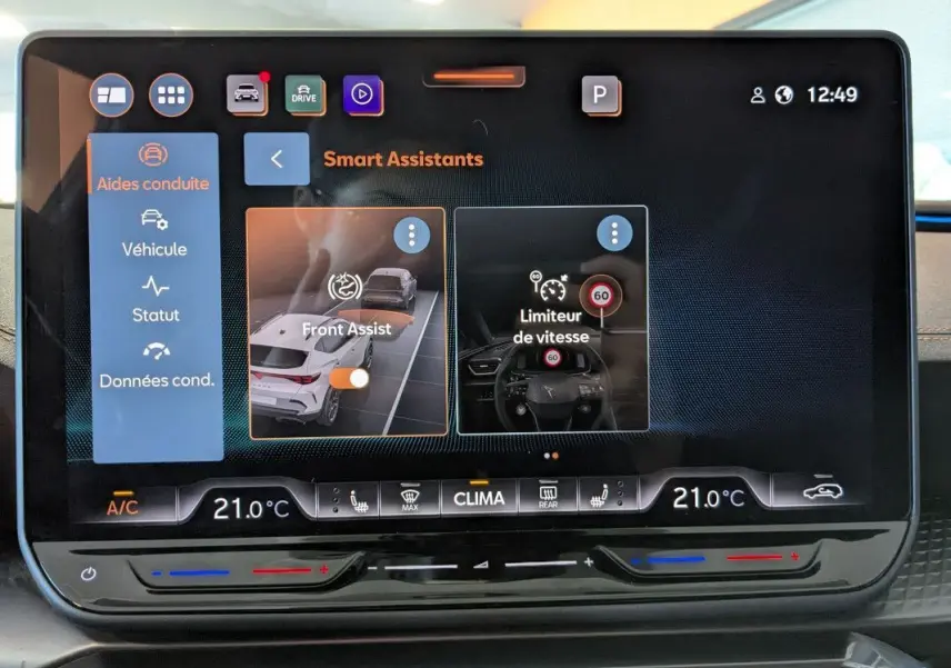 Écran tactile central de la CUPRA Formentor 2025 affichant les aides à la conduite et la climatisation à 21°C.