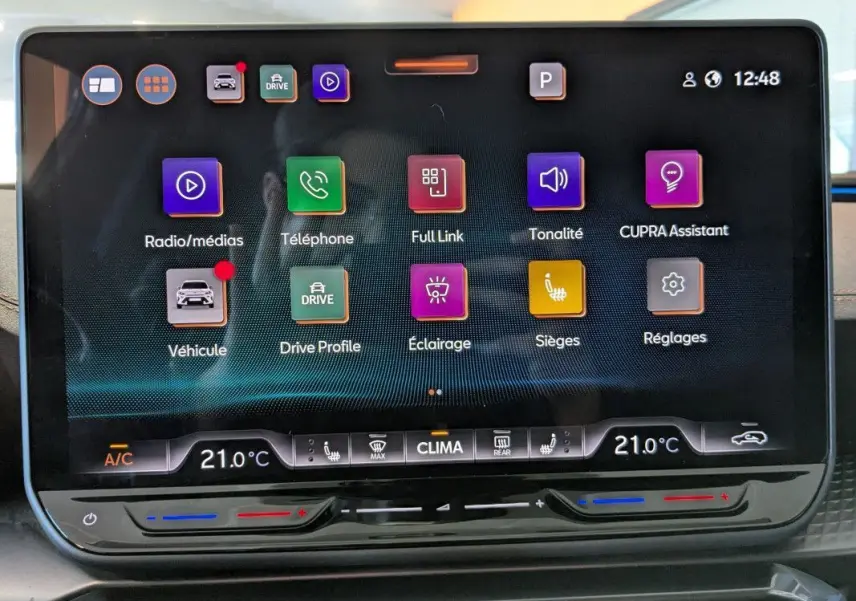 Écran tactile central du CUPRA Formentor 2.0 TDI 150 DSG7 2025 affichant les réglages climatisation et connectivité.