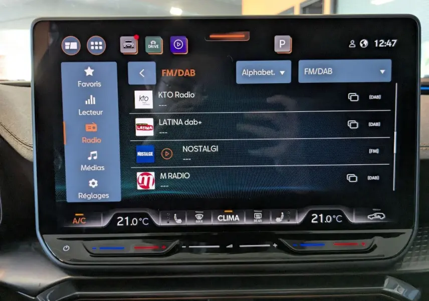 Écran tactile central du CUPRA Formentor 2.0 TDI 150 DSG7 affichant les options radio FM/DAB et climatisation à 21°C.