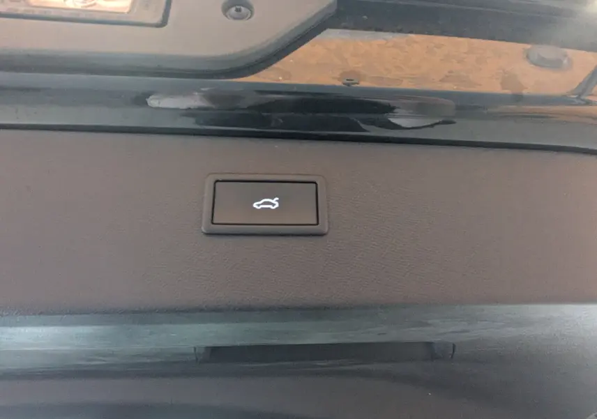 Bouton d'ouverture électrique du hayon sur la partie intérieure du coffre d'une CUPRA Formentor noir 2025.
