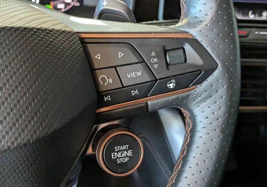 Gros plan sur le volant cuir perforé noir du CUPRA Formentor 2.0 TDI 150 DSG7 avec bouton Start Engine Stop.