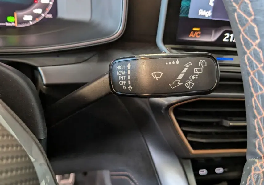 Gros plan sur la commande d’essuie-glace à gauche du volant dans l’habitacle noir du CUPRA Formentor 2025.