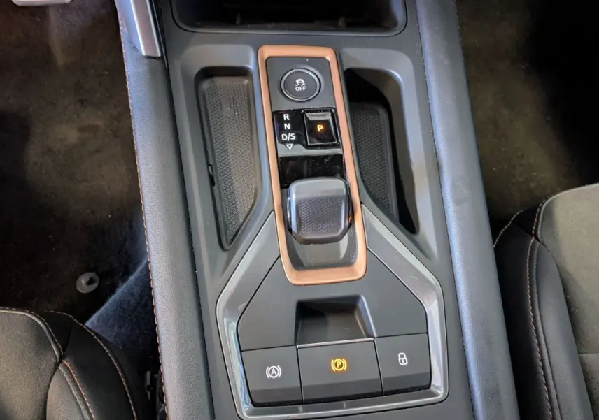 Vue rapprochée de la console centrale du CUPRA Formentor 2.0 TDI 150 DSG7 avec levier de vitesse et boutons de contrôle.