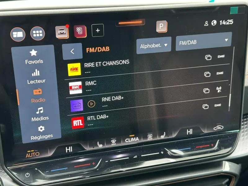 Écran tactile central de la CUPRA Formentor gris Graphène, affichant les options radio FM/DAB en intérieur.