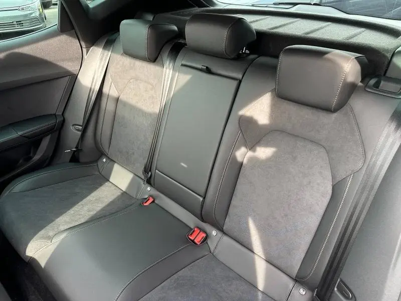 Vue intérieure des sièges arrière en textile et cuir noir asphalte du CUPRA Formentor 2.0 TDI 150ch V DSG7, avec ceintures et appuie-têtes.