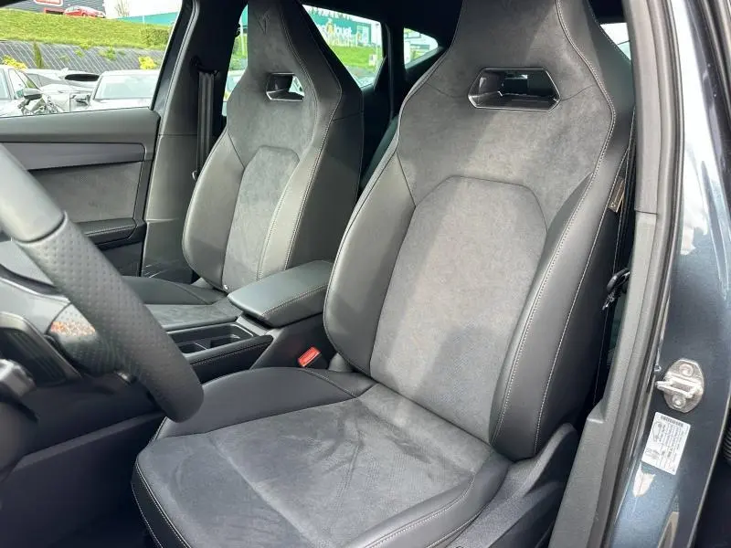 Vue intérieure des sièges avant sport en textile et TEP noir asphalte dans une CUPRA Formentor gris graphène, avec accoudoir central.