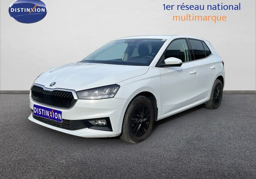 SKODA Fabia blanc glacier vue 3/4 avant droit avec jantes noires et calandre marquée.