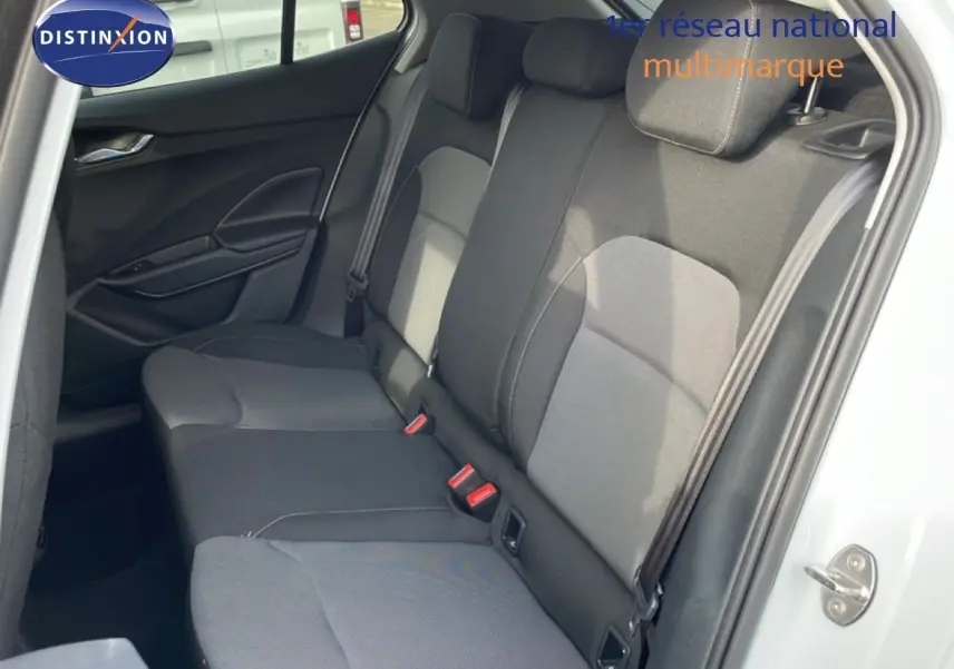 Vue intérieure côté droit des sièges arrière en tissu gris noir d'une Skoda Fabia blanc glacier 2025.