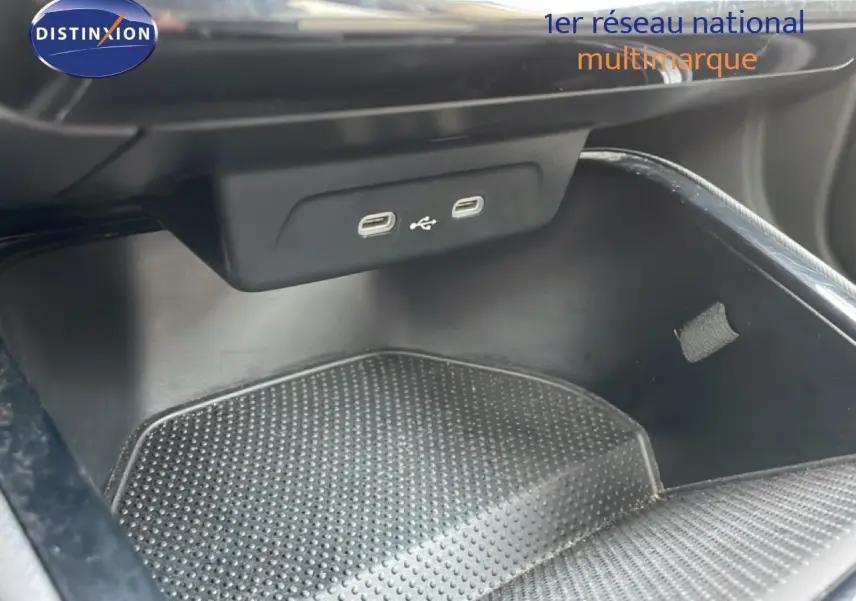 Gros plan sur la console centrale noire avec deux ports USB-C visibles dans une Skoda Fabia blanche Glacier.