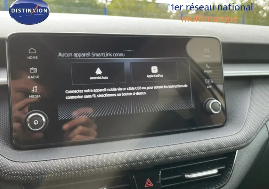 Vue intérieure du tableau de bord de la Skoda Fabia blanc glacier 2025, écran tactile multimédia avec options Android Auto et Apple CarPlay.
