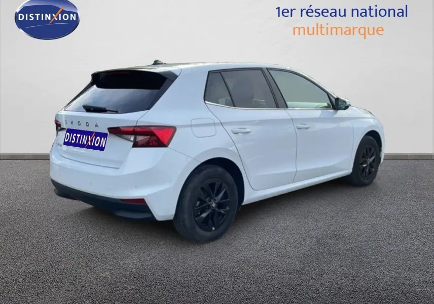 Skoda Fabia blanc glacier vue 3/4 arrière droit avec jantes noires et feux arrière LED visibles.