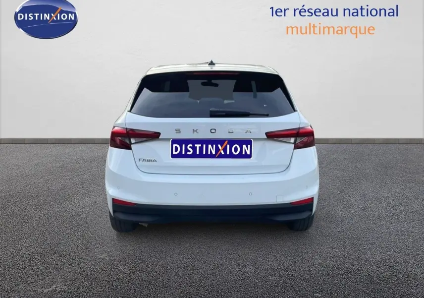 Vue arrière d'une Skoda Fabia blanche glacier 2025 avec feux arrière LED et logo distinctif au centre.