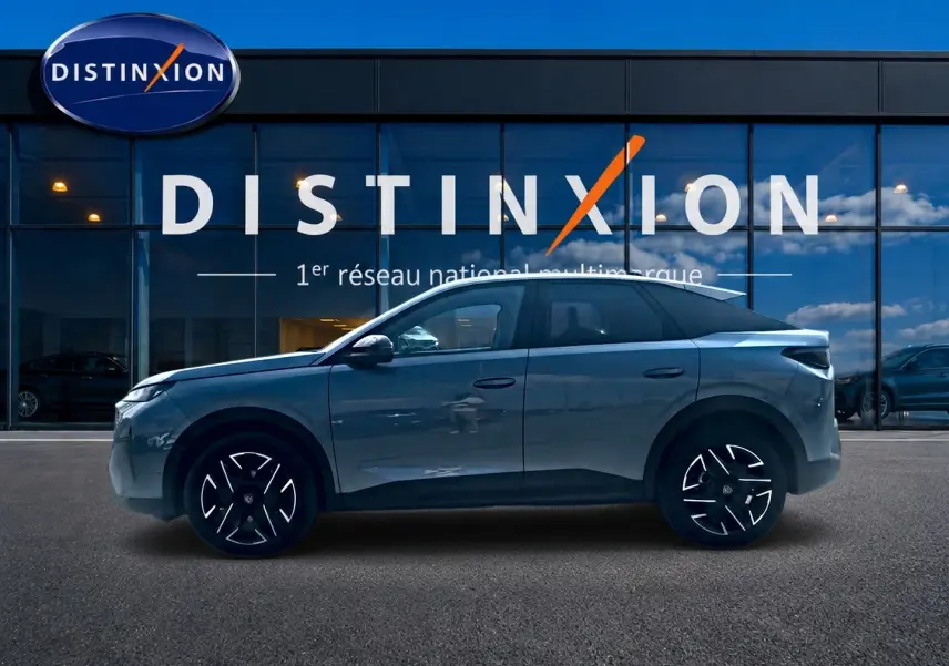 Profil côté gauche d'un Peugeot 3008 bleu 2025 avec jantes alu, devant une vitrine Distinxion.