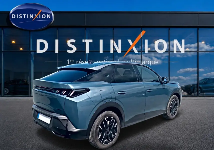 Peugeot 3008 bleu en 3/4 arrière droit, avec jantes alu noires et toit noir, devant une vitrine Distinxion.
