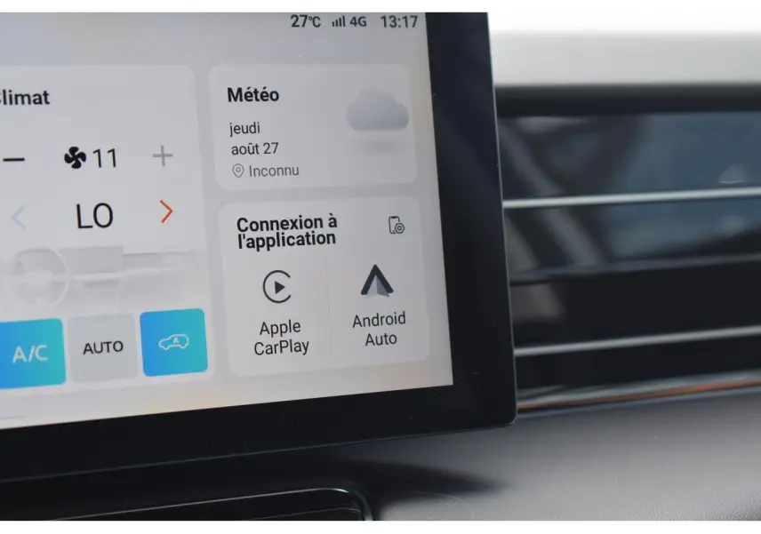 Vue rapprochée de l’écran tactile central du MG Motor EHS 1.5 Hybrid+ 224 ch Luxury, affichant Apple CarPlay et Android Auto.