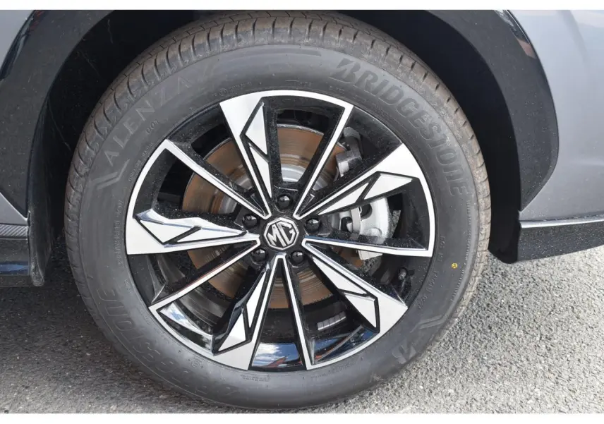Gros plan sur la jante alliage 19 pouces bicolore du MG MOTOR EHS gris, avec logo MG au centre.