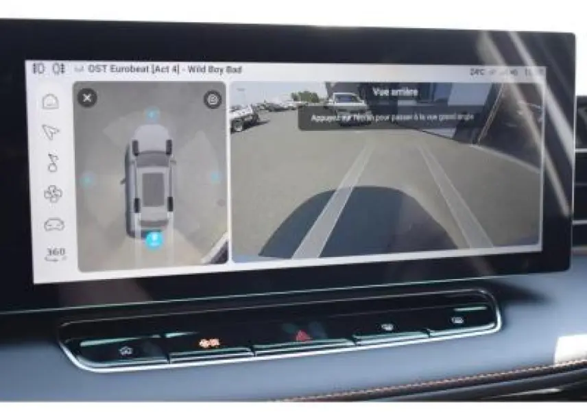 Écran central du MG Motor EHS 1.5 Hybrid+ 224 ch Luxury montrant la caméra 360° et la vue arrière en stationnement.