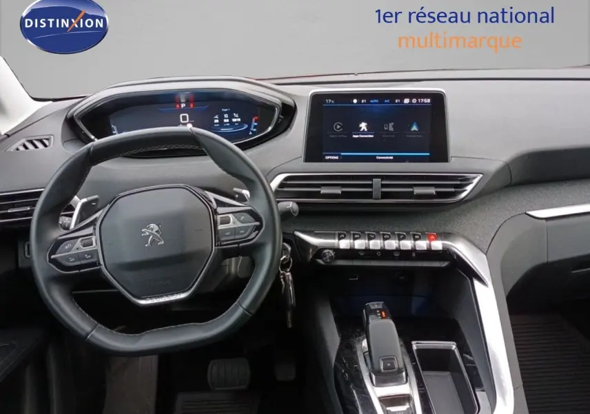 Intérieur du Peugeot 3008 rouge foncé, vue centrée sur le volant, tableau de bord numérique et écran tactile central.