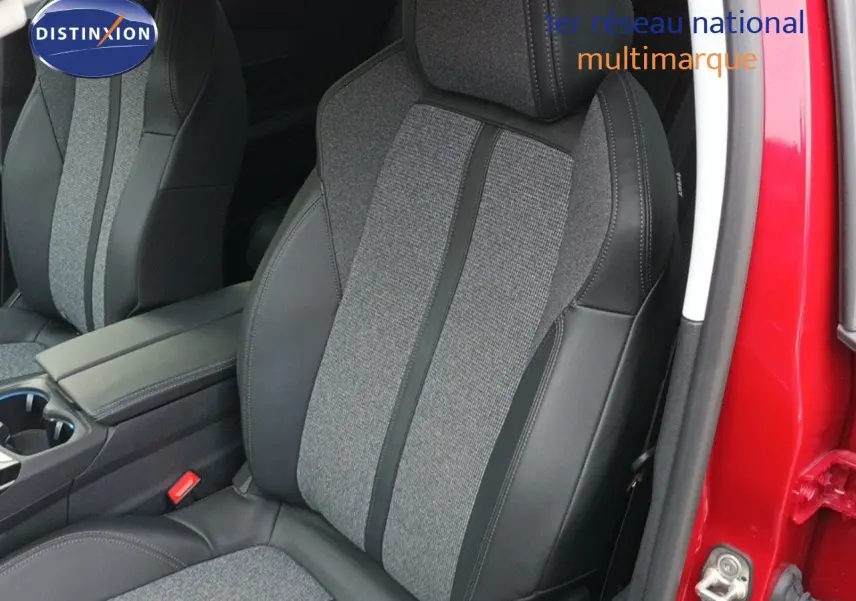 Vue rapprochée du siège avant droit en cuir gris et tissu, avec portière rouge foncé métallique ouverte du Peugeot 3008 2020.