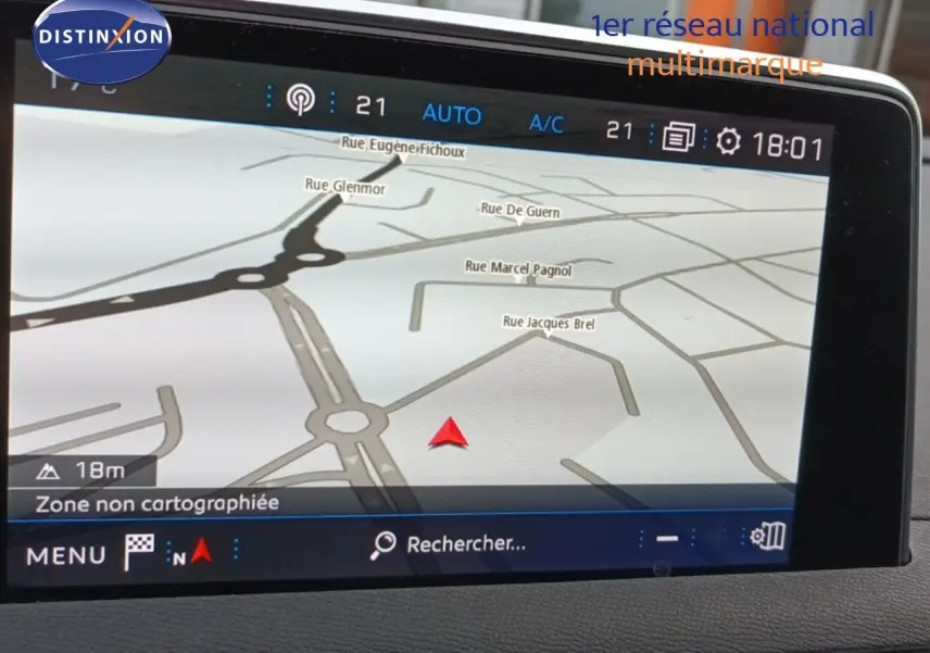 Écran tactile du GPS du Peugeot 3008 rouge foncé, affichant une carte routière en mode navigation.