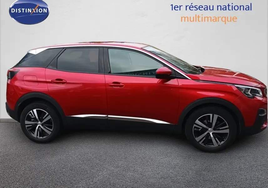 Peugeot 3008 rouge foncé métal vue de profil côté gauche, soulignant ses lignes modernes et jantes alliage.