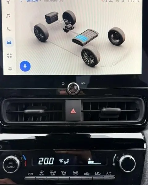 Vue rapprochée de l’écran tactile central affichant le flux d’énergie hybride de la Toyota Yaris Cross gris clair.