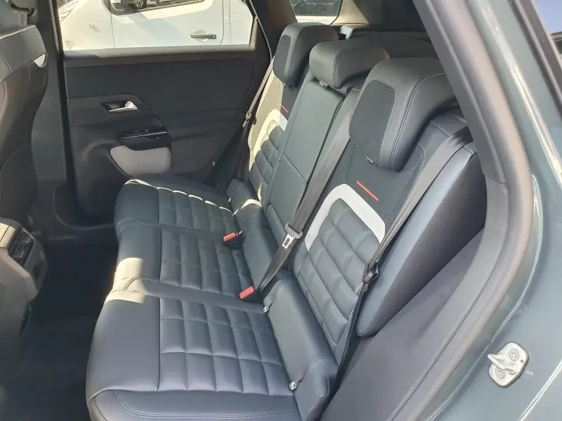 Vue latérale droite de la banquette arrière en cuir noir du Citroën C5 Aircross Vert Astoria avec ceinture de sécurité attachée.
