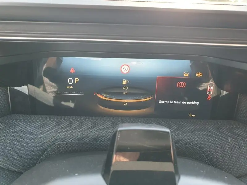Tableau de bord numérique du Citroën C5 Aircross 2026, affichage tête haute avec alertes et jauge hybride visible.