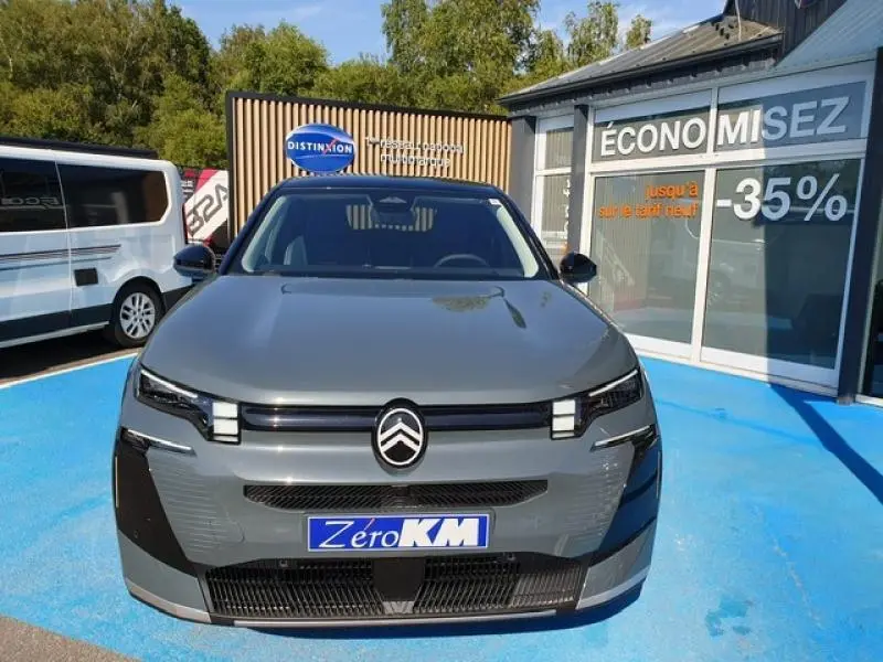 Vue frontale d'un Citroën C5 Aircross 1.2 Hybride vert Astoria, avec calandre noire et logo centré.