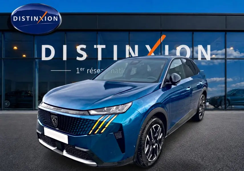 Peugeot 3008 bleu en 3/4 avant droit, avec calandre distinctive et feux LED à griffes jaunes visibles.