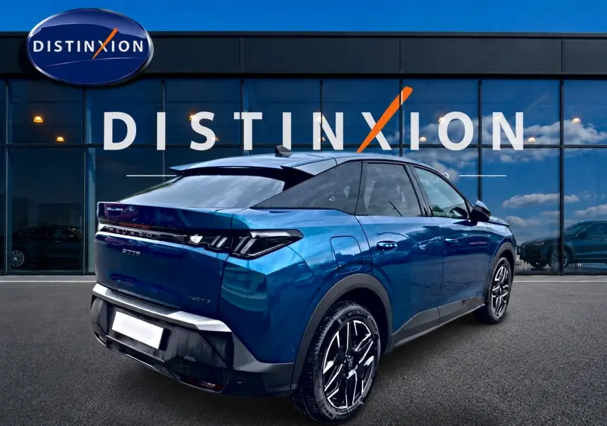 Peugeot 3008 bleu en 3/4 arrière droit, avec jantes alu et toit noir devant une vitrine Distinxion.