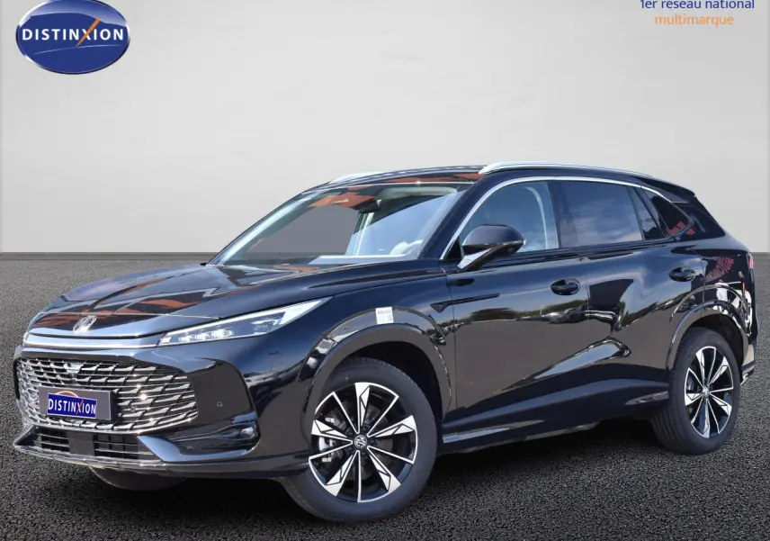 MG Motor EHS 1.5 Hybrid+ 224 ch Luxury noir en 3/4 avant droit avec jantes alliage 19 pouces et phares LED.