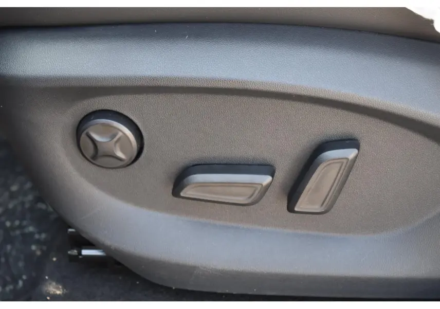 Gros plan sur les commandes de réglage électrique du siège conducteur du MG Motor EHS 1.5 Hybrid+ noir 2026.