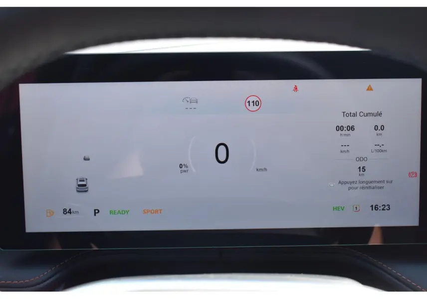 Tableau de bord numérique du MG Motor EHS 1.5 Hybrid+ Luxury affichant la vitesse, mode sport et autonomie.