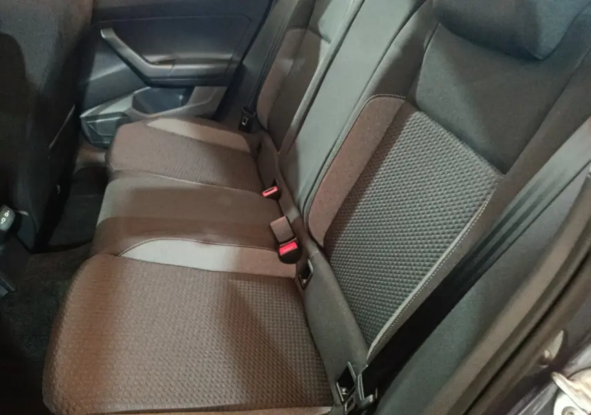 Vue intérieure côté droit des sièges arrière gris foncé de la Volkswagen Polo 1.0 TSI 95 Life Plus 2025.