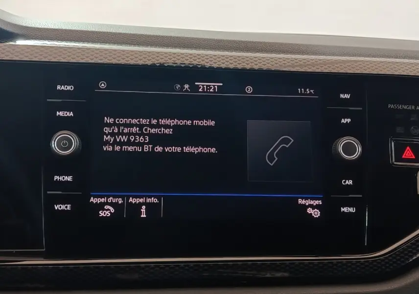 Écran tactile central du tableau de bord de la Volkswagen Polo 2025 affichant le menu téléphone et options SOS.