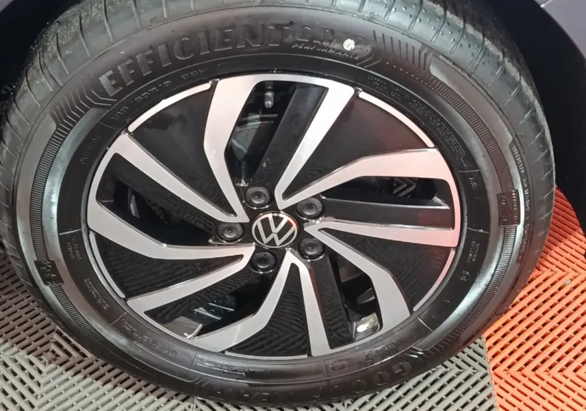 Gros plan sur la jante alliage bicolore noire et argentée d'une Volkswagen Polo gris foncé, pneu Goodyear visible.