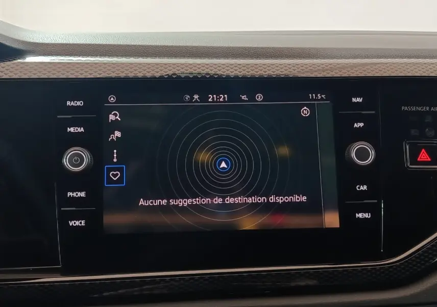 Écran tactile central du tableau de bord du Volkswagen Polo gris foncé, affichant le système de navigation.