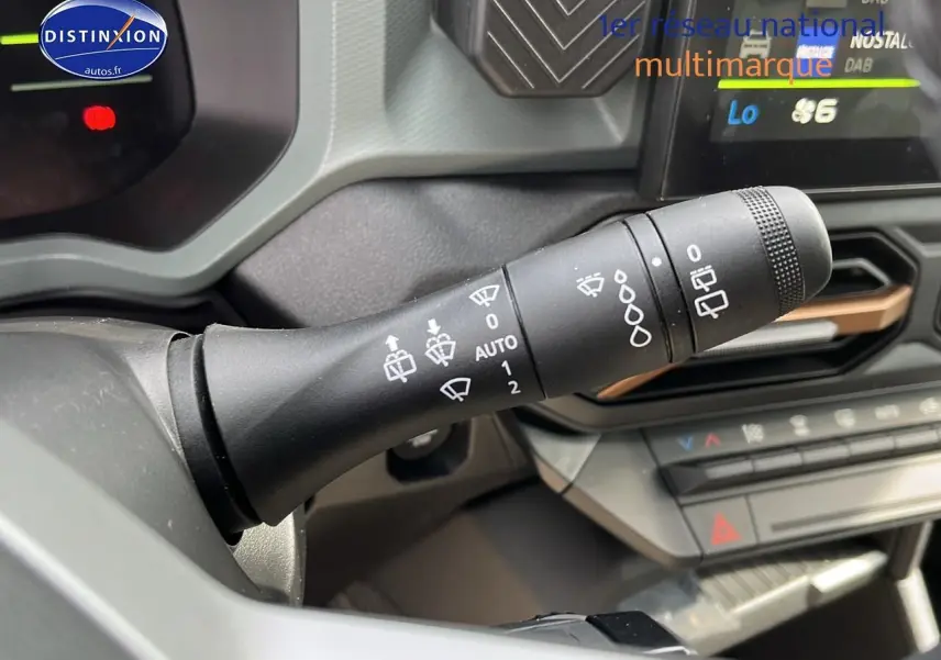 Gros plan sur la commande des essuie-glaces dans l'habitacle du Dacia Duster 2025 couleur Sandstone.